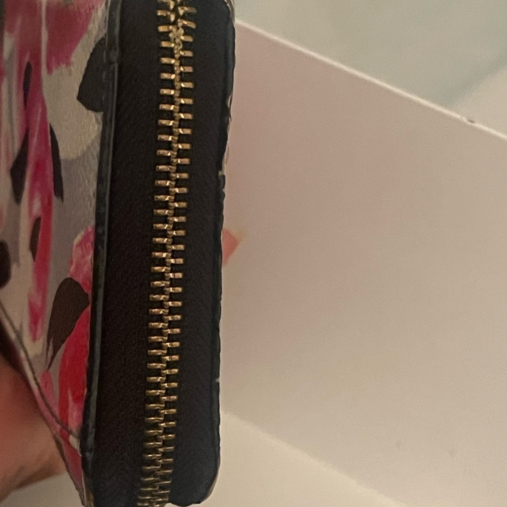 #115 - Kate Spade ♠️ Vintage Floral Wallet. It is used, but in great condition! - Picture 7 of 8